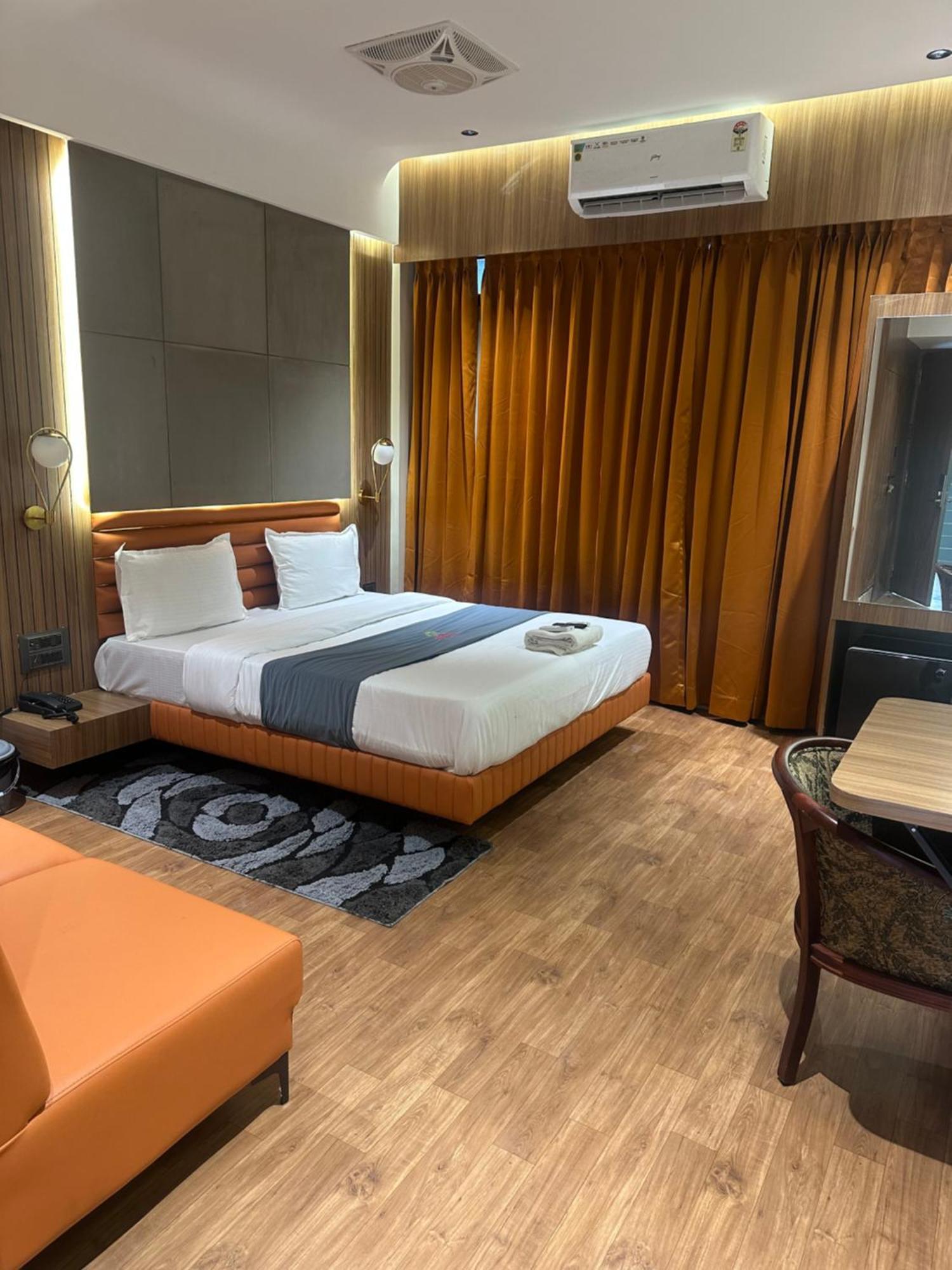 Hotel Victoria Prime Сурат Экстерьер фото