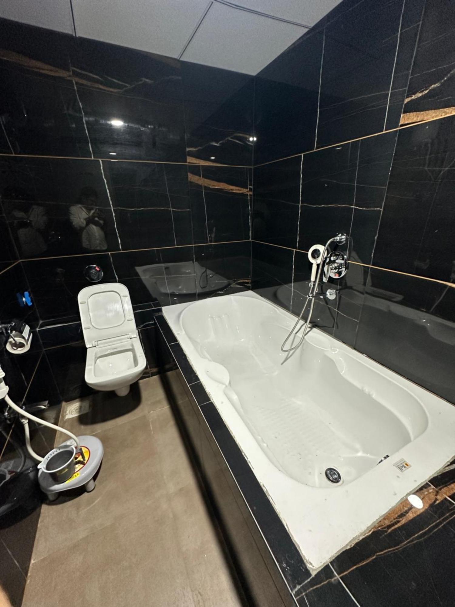Hotel Victoria Prime Сурат Экстерьер фото