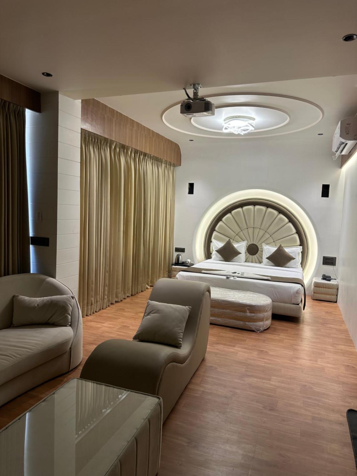 Hotel Victoria Prime Сурат Экстерьер фото